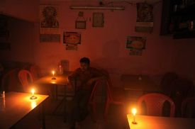 Jedna z restaurací v Bombaji v čase výpadku elektřiny. 