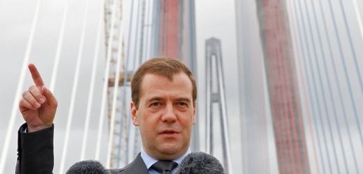 Největší zavěšený most byl otevřen za účasti premiéra Medveděva již v červenci. Kvůli technickým potížím se na něm auta objeví až nyní.