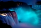 Niagarské vodopády dosahují výšky 52 metrů a jsou označovány také jako Kanadská podkova. Druhému, nižšímu vodopádu se říká Americký vodopád. (Foto: profimedia.cz)