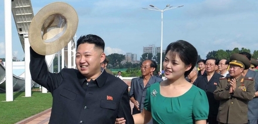 Mladý severokorejský vůdce Kim Čong-un se svou manželkou.