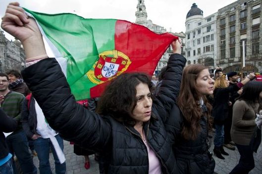 Mohutné protesty v Portu proti ekonomické mizérii v Portugalsku (březen 2012).
