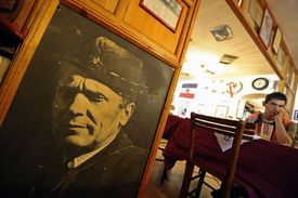 Titova podobizna v restauraci Korčagin v Bělehradě.