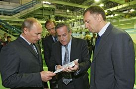 Miliardář Děripaska (vpravo) s ruským prezidentem Putinem (vlevo).