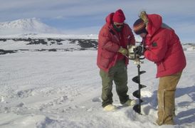 Vědci při vrtech v Antarktidě.