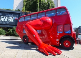 Cvičící autobus výtvarníka Davida Černého vítá návštěvníky.