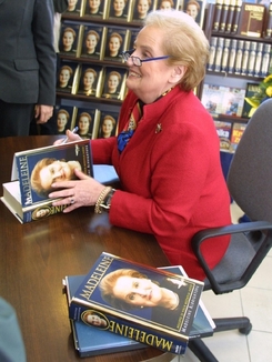 Madeleine Albrightová na autogramiádě. Ve svých knihách věnuje velkou pozornost české, respektive československé tematice.  