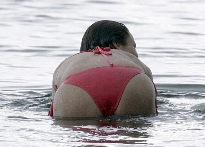 Herečka Cameron Diazová vyrazila na dovolenou a dotěrní paparazzi ji stíhali i v moři, kde na ně vystrčila půlky.