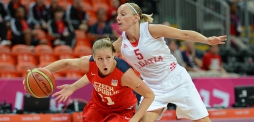 Česká basketbalistka Kateřina Elhotová (vlevo)