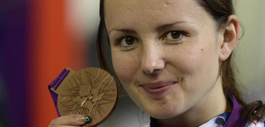 Adéla Sýkorová s medailí.