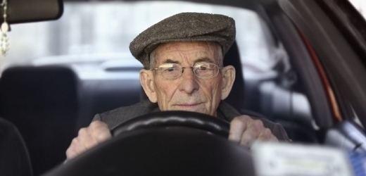 Lékařské prohlídky řidičů v 60 a 65 letech věku by mohly být zrušeny.