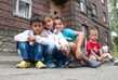 V domech dále zůstává kolem 25 rodin, tedy asi 180 lidí, mezi nimiž je spousta dětí. Většina obyvatel jsou Romové.