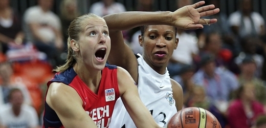 Česká basketbalistka Kateřina Elhotová (vlevo) v zápase s Angolou.