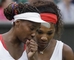 Jak na ty Češky vyzrát?! Serena a Venus Williamsovy dumají nad taktikou.