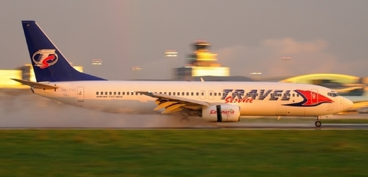 Kvůli závadě musel neplánovaně přistát na letišti v Praze letoun společnosti Travel Service (ilustrační foto).