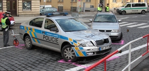 Policejní vůz se kolem 17. hodiny srazil v centru Prahy se dvěma dalšími auty (ilustrační foto).