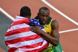 Usain Bolt v objetí s Američanem Justinem Gatlinem.