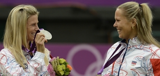 Andrea Hlaváčková (vlevo) s Lucií Hradeckou mají olympijské stříbro.
