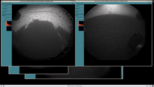 Na prvních snímcích je vidět povrch Marsu i stín Curiosity.