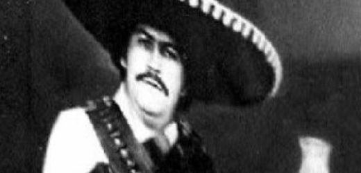 Narkobaron Escobar pózuje fotografovi jako Pancho Villa.