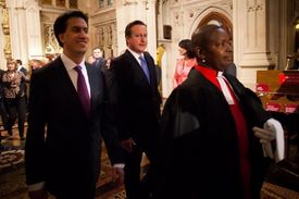 Premiér Cameron (uprostřed) kráčí do Sněmovny lordů. 