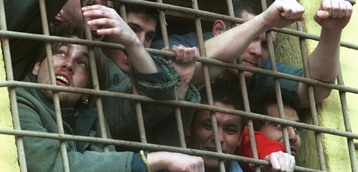 Dlouhodobá nespokojenost s přeplněnými věznicemi se netýká jen Pankráce nebo Borů. Na snímku jsou vězni z Vinařic, kteří kvůli nevyhovujícím podmínkám vězeňských cel vyvolali na podzim r. 2009 vzpouru.