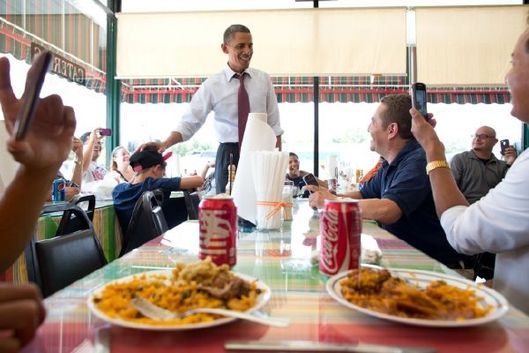 Mezi voliče. Obama v restauraci Lechonera El Barrio v Orlandu.