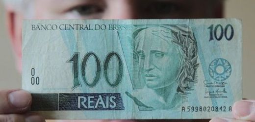 Více než miliarda korun na úplatky brazilských politiků. Na snímku storealová bankovka.