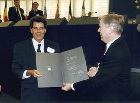 Oswaldo Payá přebírá roku 2002 Sacharovovu cenu v Evropském parlamentu.