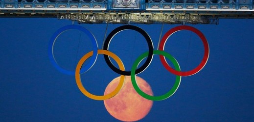 Velmi povedený snímek, na kterém se mezi pětici olympijských kruhů dostal jeden navíc. Totiž měsíc.