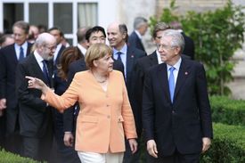 Kancléřka Merkelová a italský premiér Monti. Jižané tlačí Němku tam, kde ji chtějí mít. 