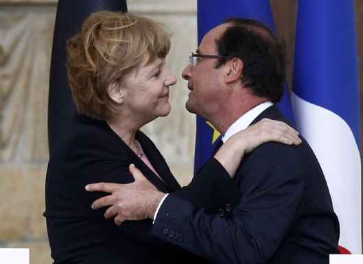 Ňufňuf... Merkelová a Hollande. Základní unijní osa Berlín - Paříž se trochu rozklížila.