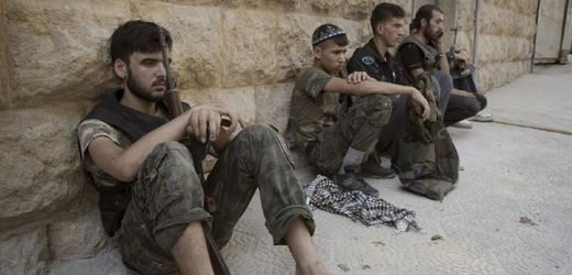 Syrští rebelové čelí velké armádní přesile.