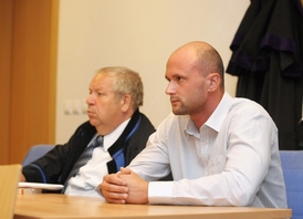 U okresního soudu ve Zlíně se 8. srpna konalo hlavní líčení ve věci policisty Michala Máčaly (vpravo), který v lednu údajně napadl režiséra Tomáše Bintera.