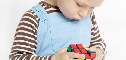 Rubikova kostka přitahuje další generace.