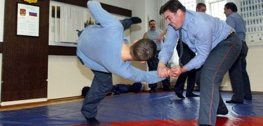 Zneškodnit útočníka. Ruští policisté trénují sebeobranu.