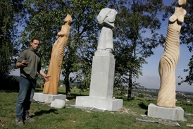 Emil Adamec se svými sochami.