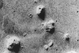 Tvář na Marsu, zachycená sondou Viking v roce 1976. Pozdější snímkování ve větším rozlišení samozřejmě potvrdilo, že šlo jen o náhodnou podobnost.