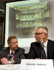 Václav Havel se Zdeňkem Bakalou na snímku z roku 2011.