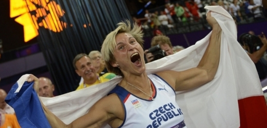 Barbora Špotáková se raduje z obhajoby olympijského zlata.