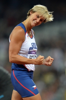 Barbora Špotáková oslavuje olympijský triumf.