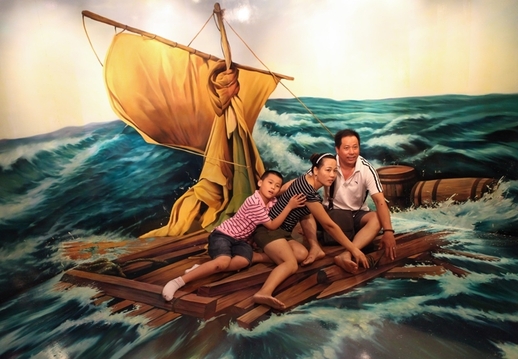 Rodinka na rozbouřeném moři. Návštěvníci galerie si mohou vyzkoušet, jaké to je plavit se za bouřky po oceánu.