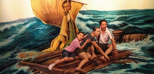 Rodinka na rozbouřeném moři. Návštěvníci galerie si mohou vyzkoušet, jaké to je plavit se za bouřky po oceánu.