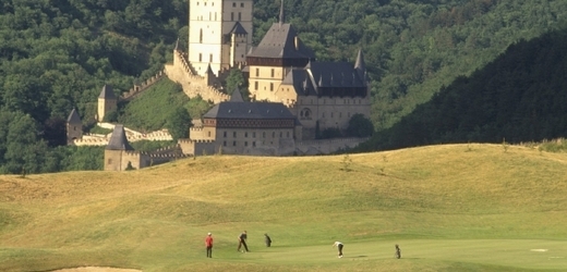 Golf lze hrát v Česku i v příjemném prostředí pod Karlštejnem.