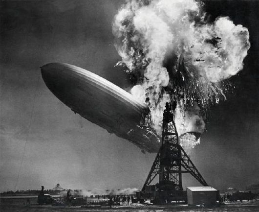 Havárie vzducholodi LZ 129 Hindenburg v květnu 1937 v Lakehurstu.  