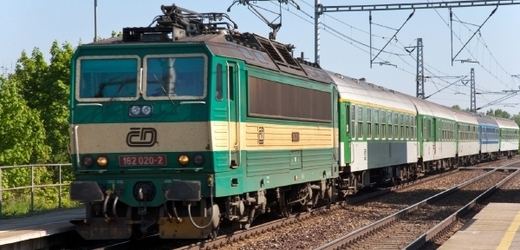 Provoz na železniční trati mezi Prahou a Brnem zbrzdí výluka (ilustrační foto).