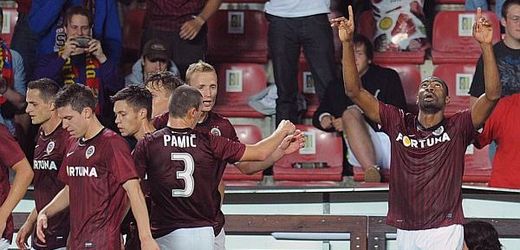 Fotbalisté Sparty slaví gól do sítě Admiry ve třetím předkole Ligy mistrů.