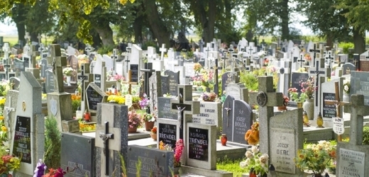 Ostatky muže ležely na hřbitově vedle hrobu jeho rodičů a babičky (ilustrační foto).