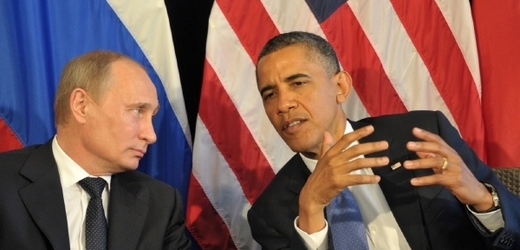 Ruský (vlevo) a americký prezident.