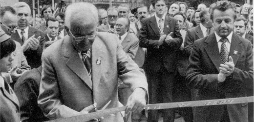 Je 12. srpna 1978 a někdejší socialistický prezident Gustáv Husák přestřihává pásku. Trasa A metra v Praze je zprovozněna.