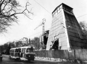 Stavba metra nešla přehlédnout. Těžní věž stanice Malostranská.